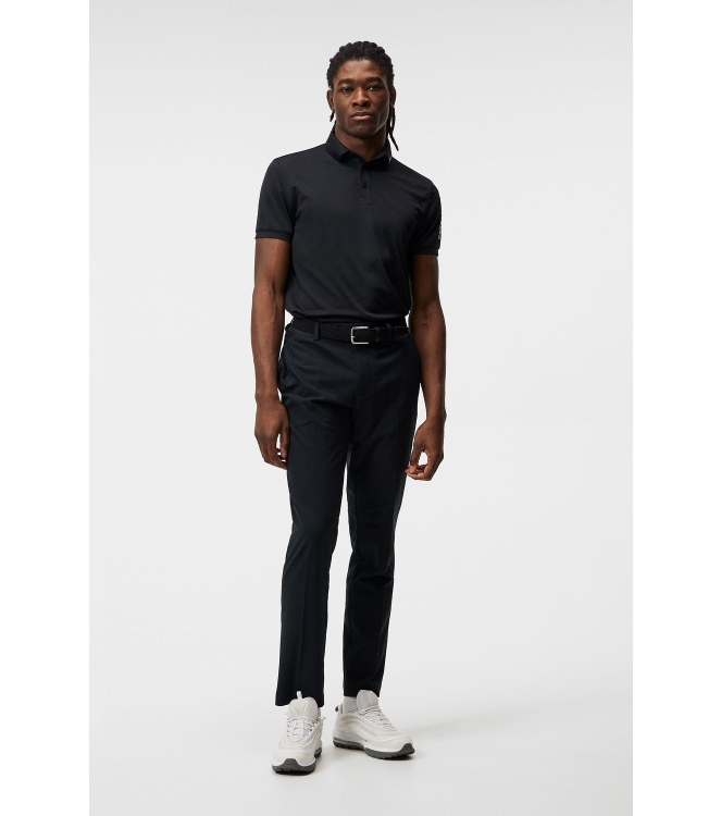 j. lindeberg j. lindeberg Tour Tech Reg Fit Golf Polo black GMJT06337 Black j. lindeberg fleeces en truien GMJT06337 licht grijs bij Leerentveldvrijetijd.nl