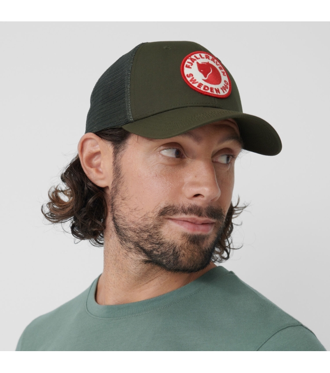 Fjällräven Fjällräven 1960 Logo Langtradarkeps 662_deep forest F78138 662_Deep Forest Fjällräven kleding accessoires F78138 donker grijs bij Leerentveldvrijetijd.nl