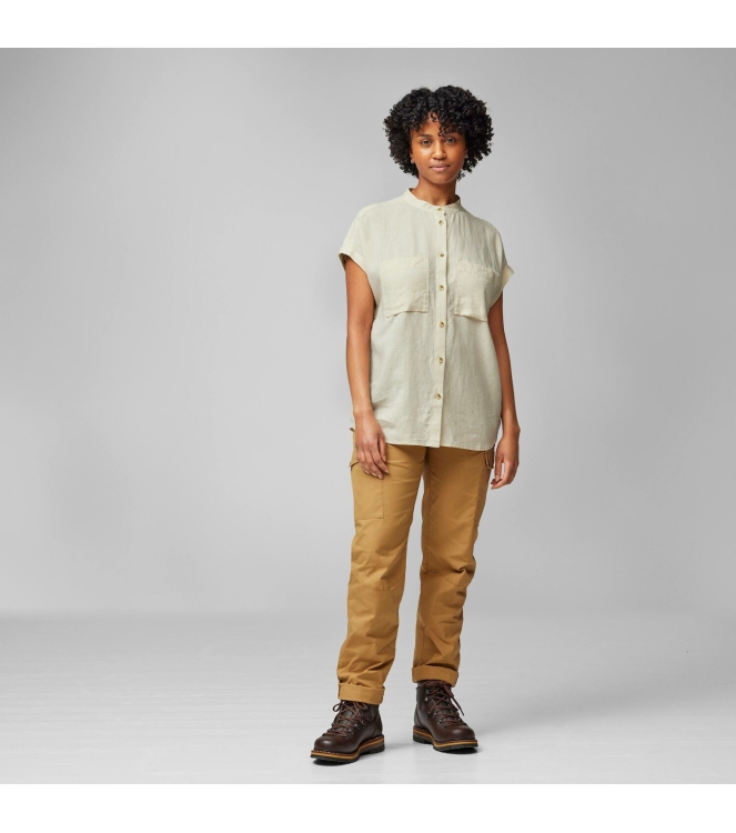 Fjällräven Fjällräven ™vik Hemp Shirt SS W chalk white F14600160 113 Chalk White Fjällräven fleeces en truien F14600160 113 roze bij Leerentveldvrijetijd.nl