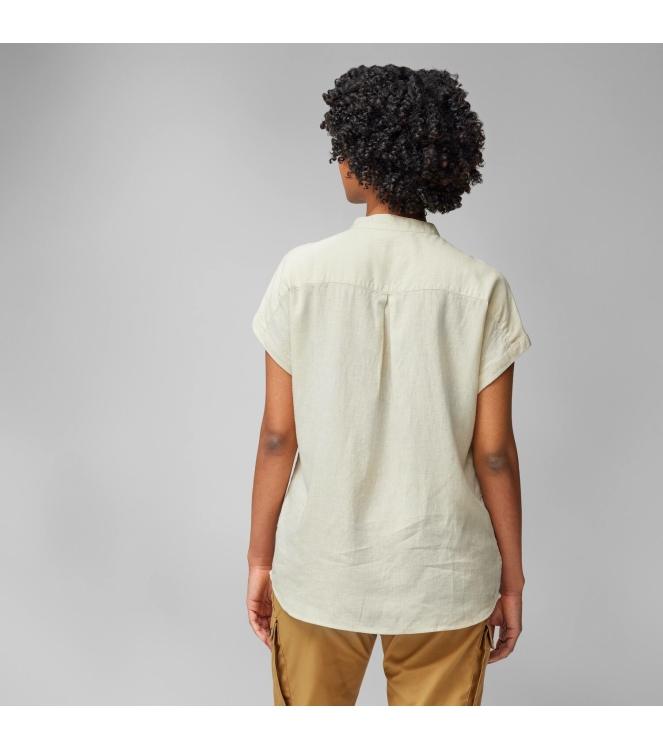 Fjällräven Fjällräven ™vik Hemp Shirt SS W chalk white F14600160 113 Chalk White Fjällräven fleeces en truien F14600160 113 roze bij Leerentveldvrijetijd.nl