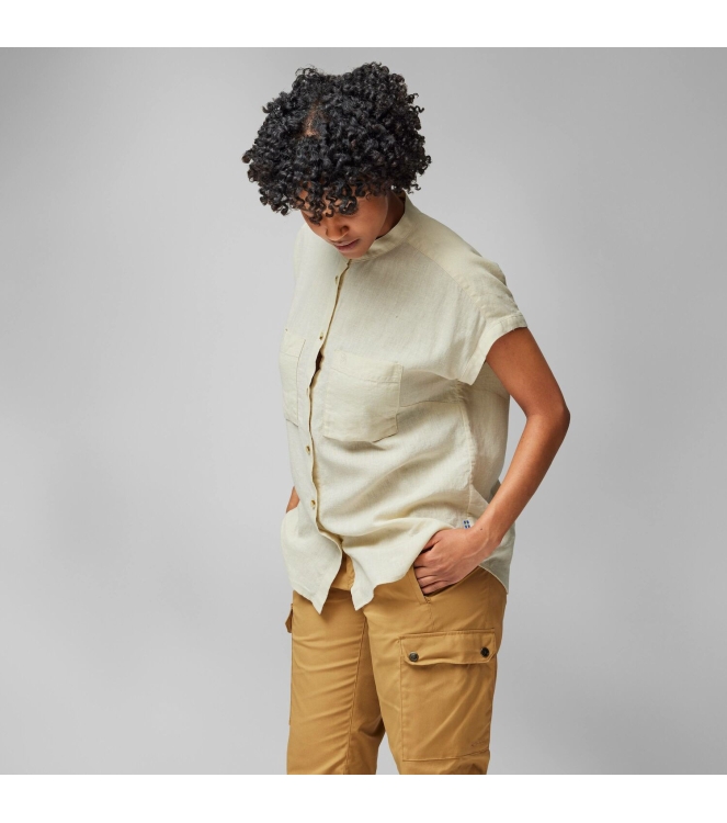 Fjällräven Fjällräven ™vik Hemp Shirt SS W chalk white F14600160 113 Chalk White Fjällräven fleeces en truien F14600160 113 roze bij Leerentveldvrijetijd.nl